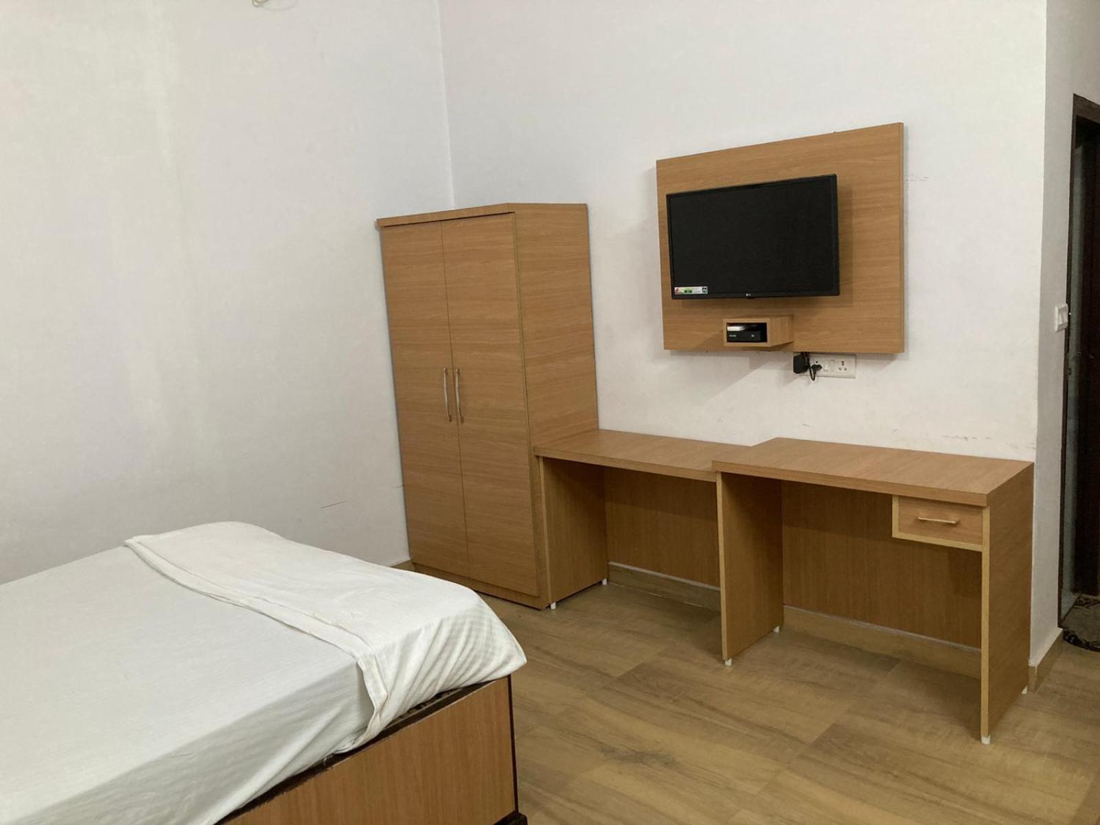 Hotel Jp International Naimisharanya Habitación foto