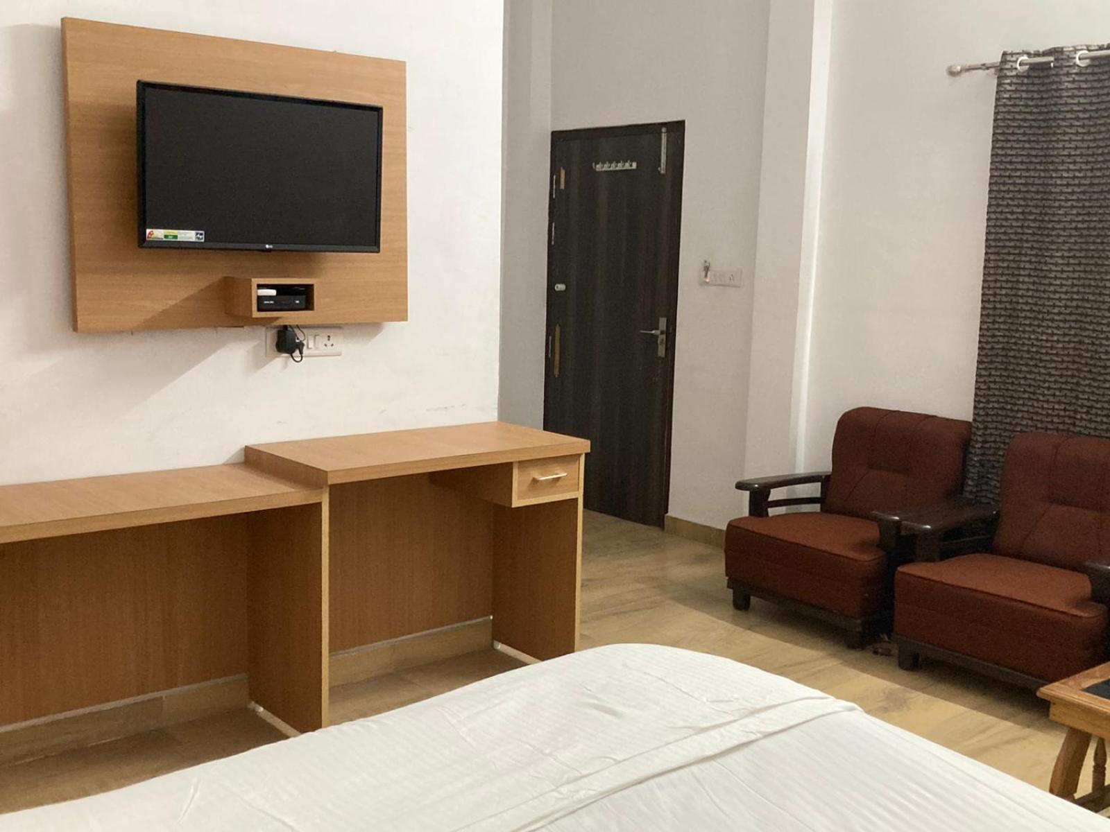 Hotel Jp International Naimisharanya Habitación foto