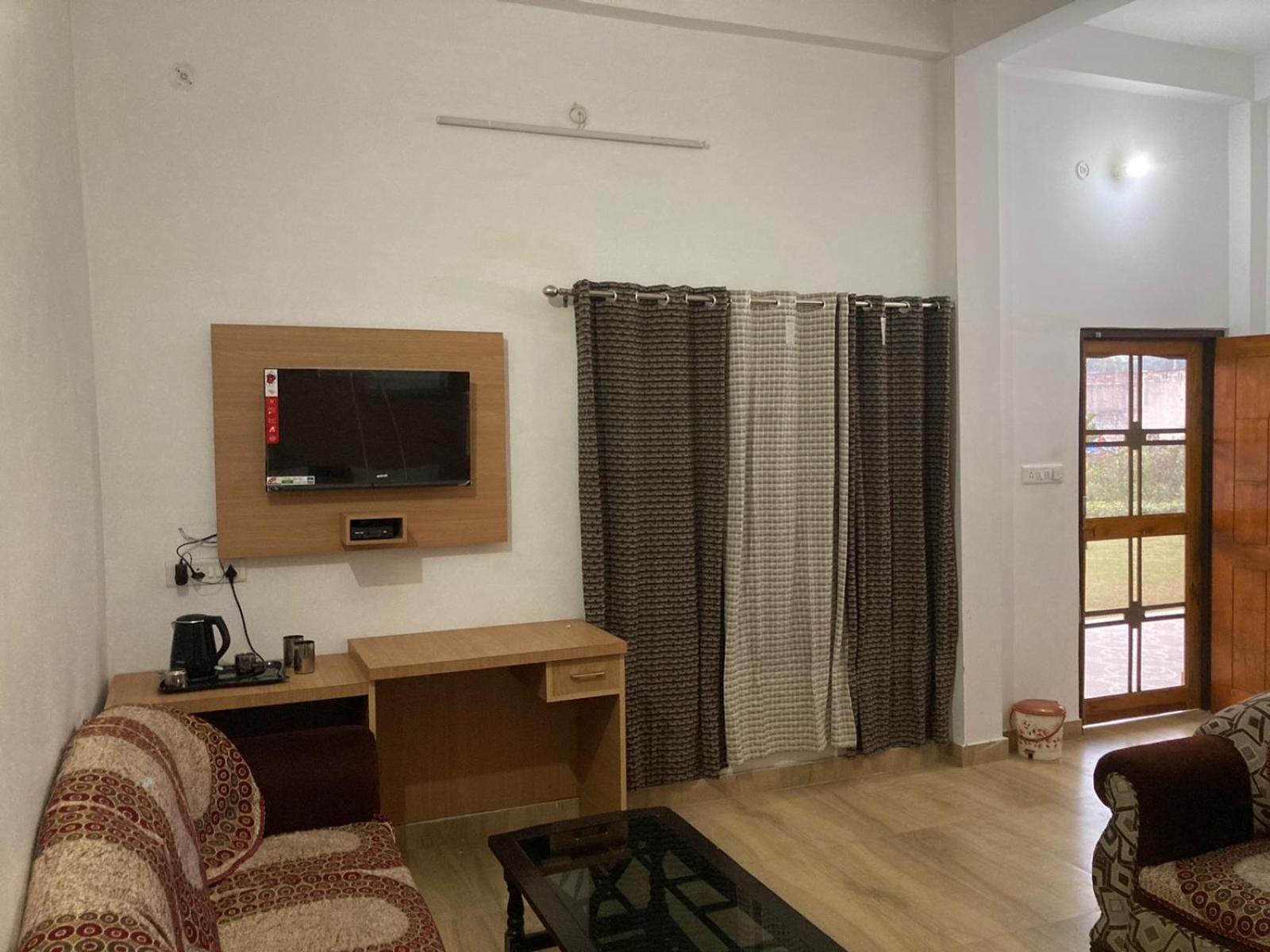 Hotel Jp International Naimisharanya Habitación foto